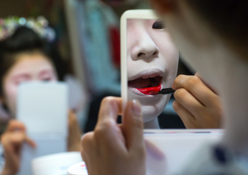 16 Years old maiko called chikasaya during a make up session, Kansai region, Kyoto, Japan