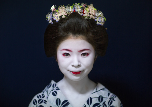 Portrait of a 16 years old maiko called chikasaya, Kansai region, Kyoto, Japan