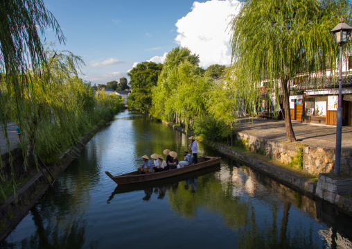 Tourists enjoying a cruise on a small boat on the river in Bikan historical quarter


, Okayama Prefecture, Kurashiki, Japan