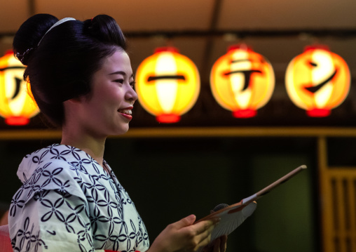 Maiko woman on stage, Kansai region, Kyoto, Japan