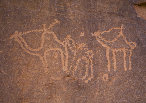 Thamudic Inscriptions Of Hunters On Camels On  Rock In Wadi Rum, Jordan