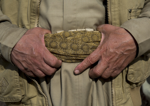 Kurdish Peshmerga Hands On Belt On The Frontline, Kirkuk, Kurdistan, Iraq