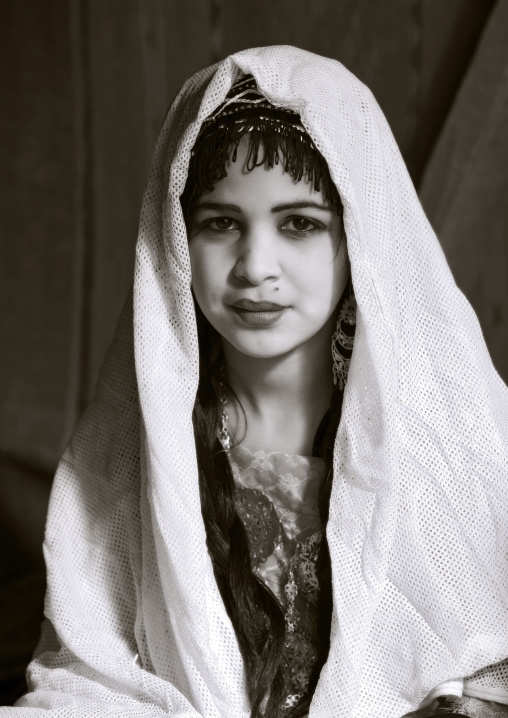 Tuareg girl in traditionnal clothing, Tripolitania, Ghadames, Libya