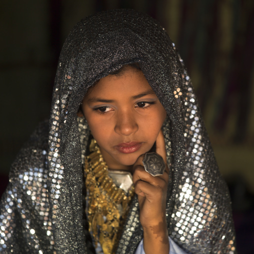 Tuareg girl in traditionnal clothing, Tripolitania, Ghadames, Libya