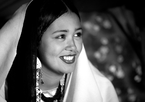 Tuareg girl in traditionnal clothing, Tripolitania, Ghadames, Libya