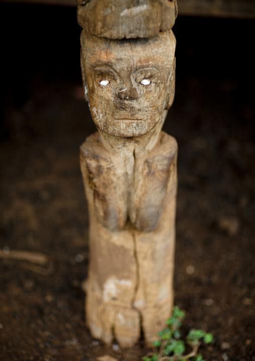 Alak common house statue pillar, Boloven, Laos