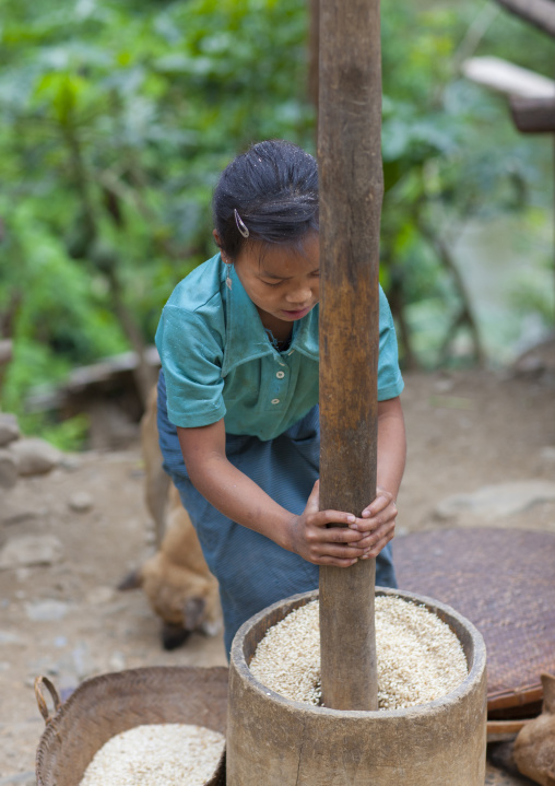 Khmu minority woman with pestle, Xieng khouang, Laos