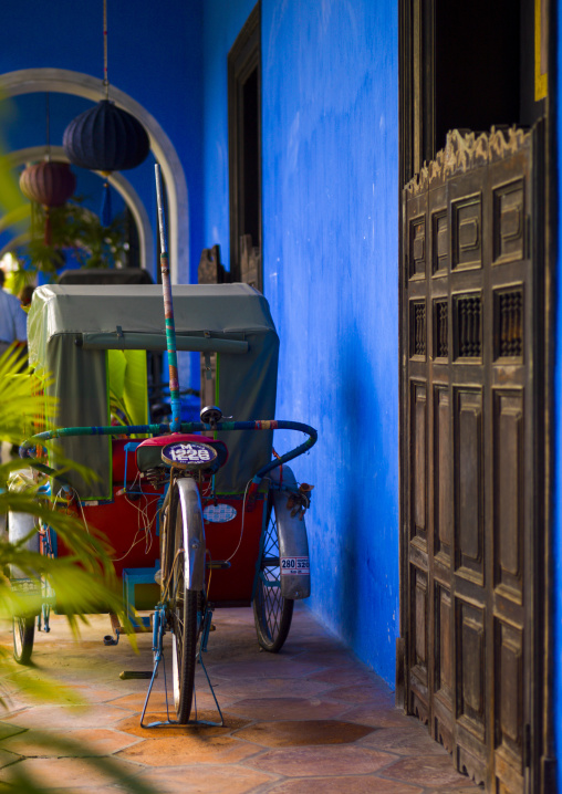 Bicycle Rickshaw In Front Of The Cheong Fatt Tze Chinese Mansion, George Town, Penang, Malaysia