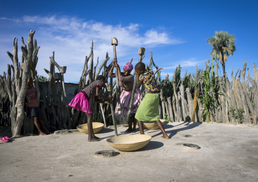 African Women With Mortars And Pestles, Ondangwa, Namibia