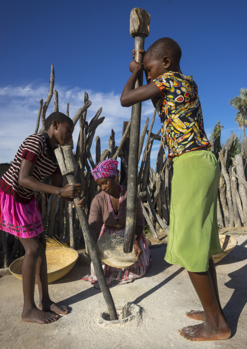 African Women With Mortars And Pestles, Ondangwa, Namibia