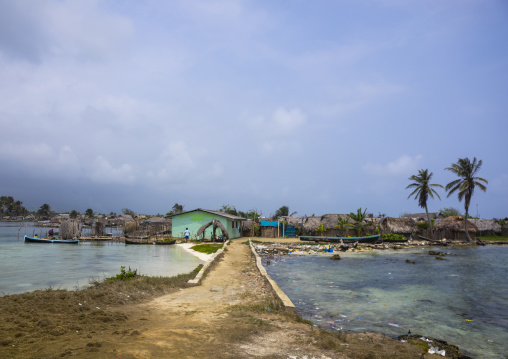 Panama, San Blas Islands, Mamitupu, Pollution On The Banks Of A Kuna Indian Village