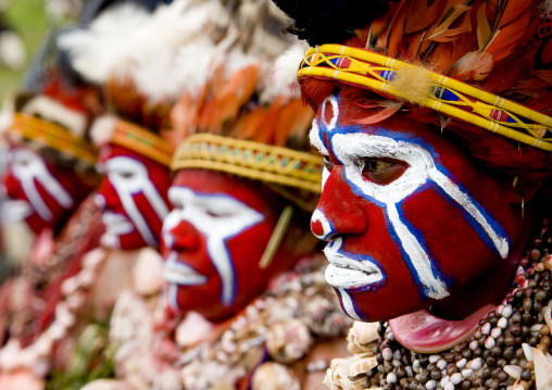 Highlander women with traditional clothing during a sing-sing, Western Highlands Province, Mount Hagen, Papua New Guinea