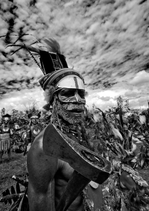 Highlander warrior with traditional makeup during a sing-sing, Western Highlands Province, Mount Hagen, Papua New Guinea