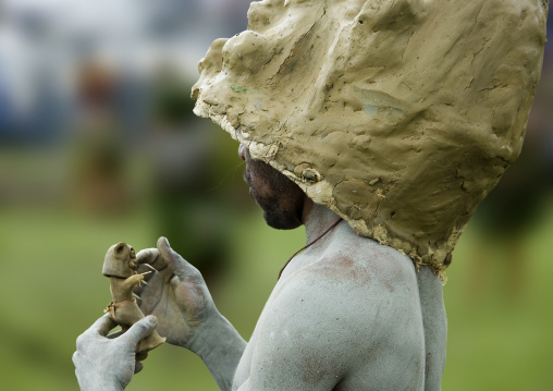 Mudman from Asaro during a sing-sing, Western Highlands Province, Mount Hagen, Papua New Guinea