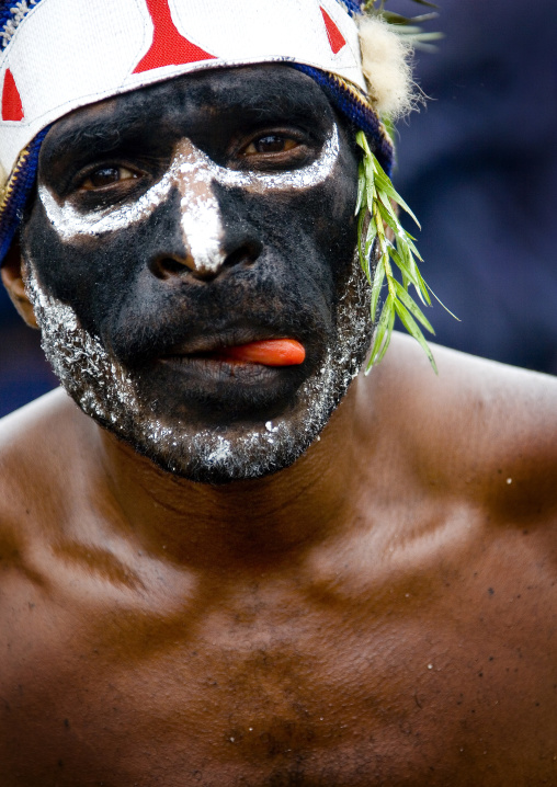 Highlander warrior with traditional makeup during a sing-sing, Western Highlands Province, Mount Hagen, Papua New Guinea