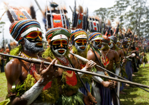 Highlander warriors with traditional clothing during a sing-sing, Western Highlands Province, Mount Hagen, Papua New Guinea