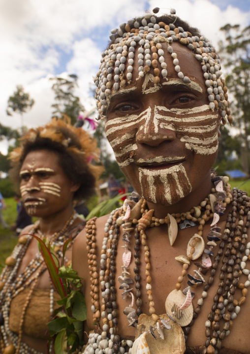 Highlander warrior with traditional makeup during a sing-sing, Western Highlands Province, Mount Hagen, Papua New Guinea