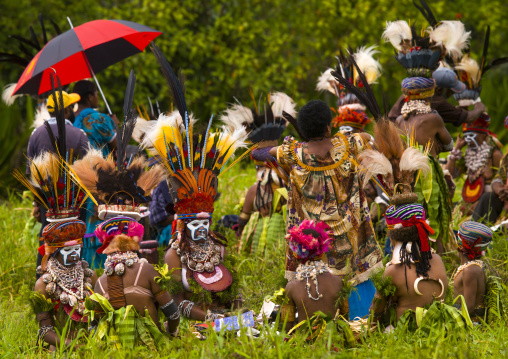 Melpa tribe women in traditional clothing during a sing-sing, Western Highlands Province, Mount Hagen, Papua New Guinea