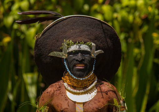 Portrait of a Enga kompian suli muli wearing a wig made with hair, Western Highlands Province, Mount Hagen, Papua New Guinea