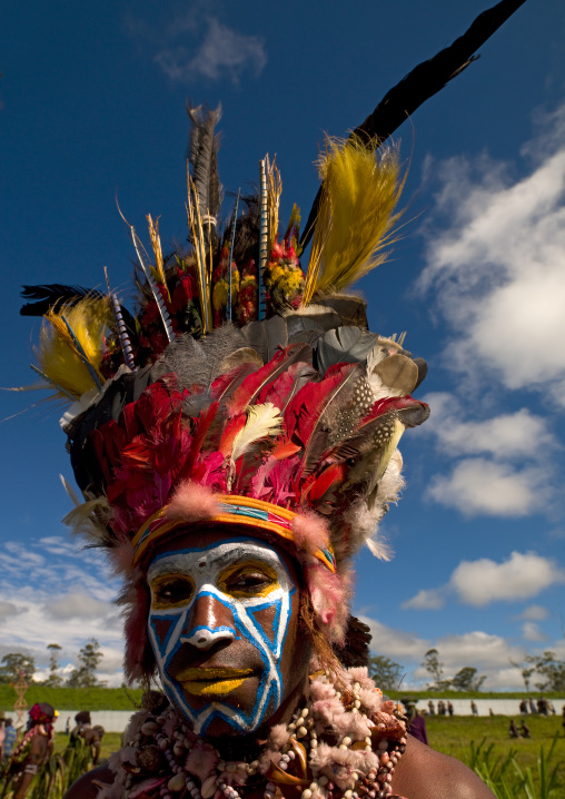 Highlander warrior with traditional makeup during a sing-sing, Western Highlands Province, Mount Hagen, Papua New Guinea