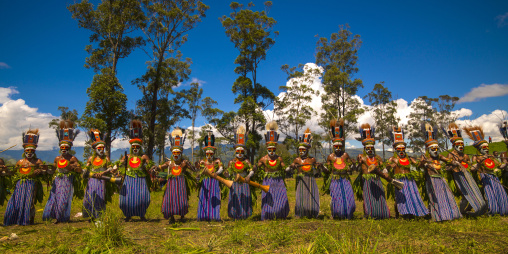 Kunga warriors dancing and beating drums during a sing-sing, Western Highlands Province, Mount Hagen, Papua New Guinea