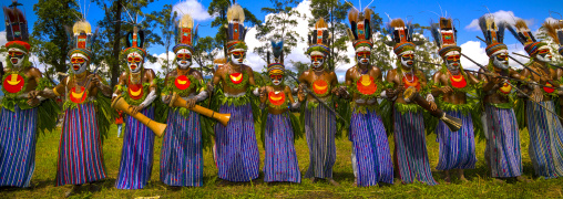 Kunga warriors dancing and beating drums during a sing-sing, Western Highlands Province, Mount Hagen, Papua New Guinea