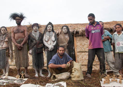 Mudman making a mask during a sing-sing, Western Highlands Province, Mount Hagen, Papua New Guinea