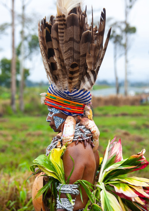 Highlander woman with traditional clothing during a sing-sing, Western Highlands Province, Mount Hagen, Papua New Guinea