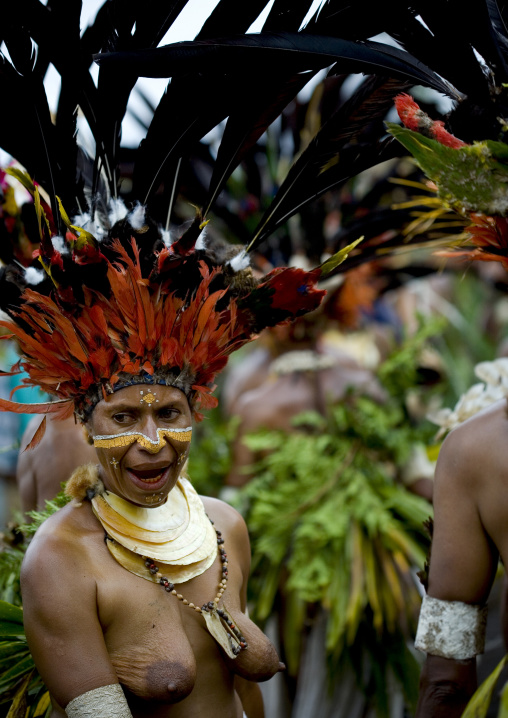 Portrait of a Chimbu tribe woman with headdress made of feathers during a Sing-sing, Western Highlands Province, Mount Hagen, Papua New Guinea