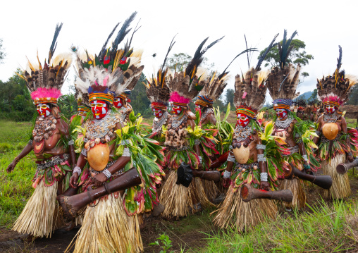 Highlander women with drums in traditional clothing during a sing-sing, Western Highlands Province, Mount Hagen, Papua New Guinea