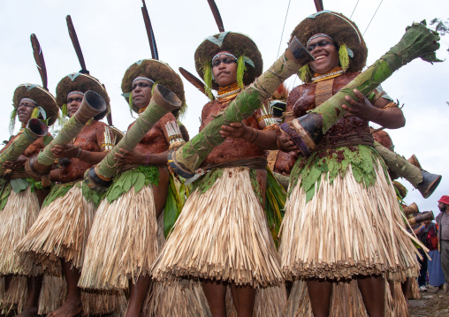 Suli muli tribe women from Enga during a sing-sing ceremony, Western Highlands Province, Mount Hagen, Papua New Guinea