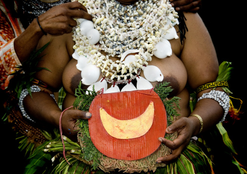 Highlander woman with traditional clothing during a sing-sing, Western Highlands Province, Mount Hagen, Papua New Guinea