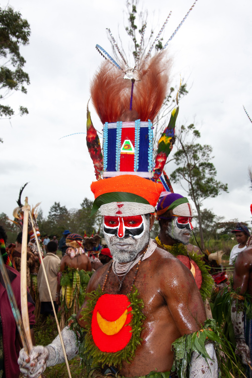 Highlander warriors with traditional clothing during a sing-sing, Western Highlands Province, Mount Hagen, Papua New Guinea