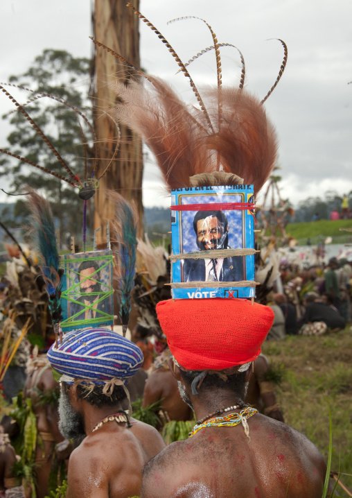 Highlander warriors with traditional clothing during a sing-sing, Western Highlands Province, Mount Hagen, Papua New Guinea