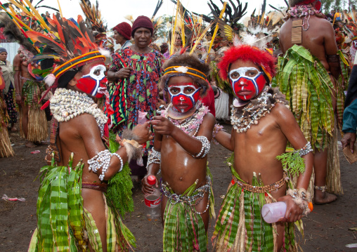 Melpa tribe children during a sing-sing, Western Highlands Province, Mount Hagen, Papua New Guinea