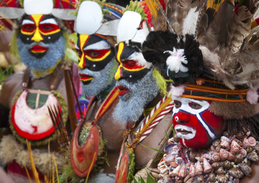 Highlander people with traditional clothing during a sing-sing, Western Highlands Province, Mount Hagen, Papua New Guinea