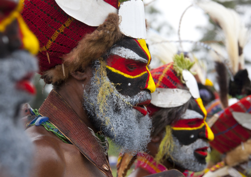 Highlander warriors in traditional clothing during a sing-sing, Western Highlands Province, Mount Hagen, Papua New Guinea