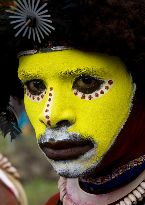 Portrait of a Huli tribe wigmen in traditional clothing during a sing-sing, Western Highlands Province, Mount Hagen, Papua New Guinea