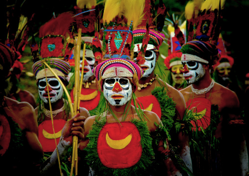 Highlander warriors with traditional clothing during a sing-sing, Western Highlands Province, Mount Hagen, Papua New Guinea