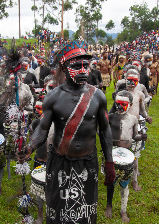 Children with a papuan flag makeup on the face, Western Highlands Province, Mount Hagen, Papua New Guinea