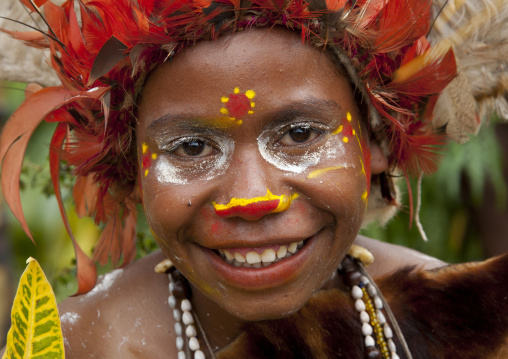 Chimbu tribe woman with giant headdress made of eagle feathers during a Sing-sing, Western Highlands Province, Mount Hagen, Papua New Guinea