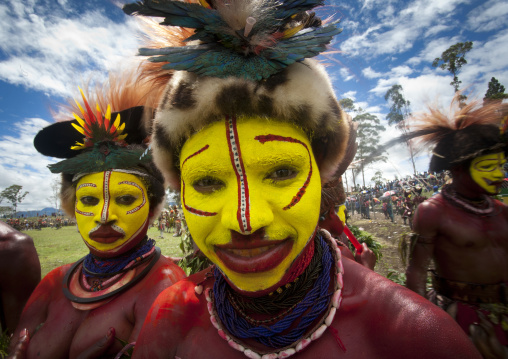 Hulis women in traditional clothing during a sing-sing, Western Highlands Province, Mount Hagen, Papua New Guinea