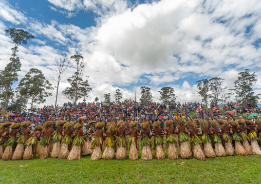 Suli muli tribe women from Enga during a sing-sing ceremony, Western Highlands Province, Mount Hagen, Papua New Guinea