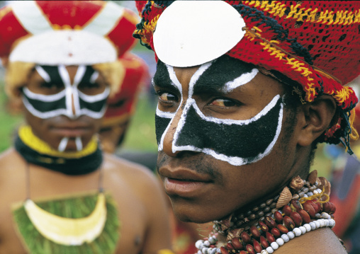 Highlander warriors with traditional clothing during a sing-sing, Western Highlands Province, Mount Hagen, Papua New Guinea