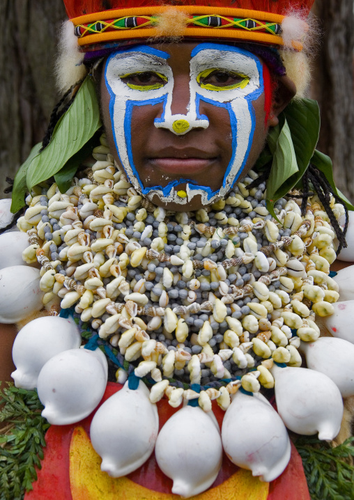 Highlander woman with traditional clothing during a sing-sing, Western Highlands Province, Mount Hagen, Papua New Guinea