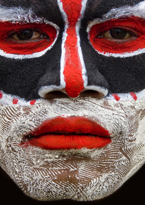 Highlander warrior with traditional makeup during a sing-sing, Western Highlands Province, Mount Hagen, Papua New Guinea