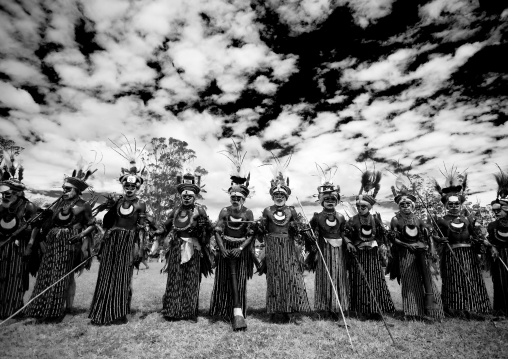 Kunga warriors dancing and beating drums during a sing-sing, Western Highlands Province, Mount Hagen, Papua New Guinea