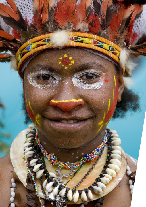 Chimbu tribe woman with giant headdress made of eagle feathers during a Sing-sing, Western Highlands Province, Mount Hagen, Papua New Guinea