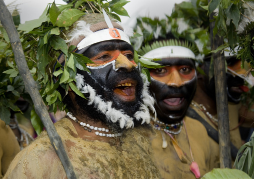 Highlander warriors with traditional clothing during a sing-sing, Western Highlands Province, Mount Hagen, Papua New Guinea