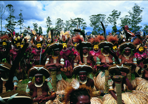 Warriors in traditional clothing during a sing sing, Western Highlands Province, Mount Hagen, Papua New Guinea